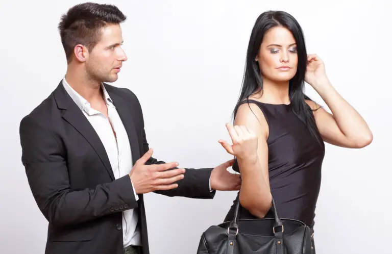 Top three mixed signals women give that every man should know about